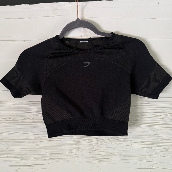Gymshark | Size S/M | Black Compression Crop Tee w/ Back Cut-Outs - Picture 1 of 3